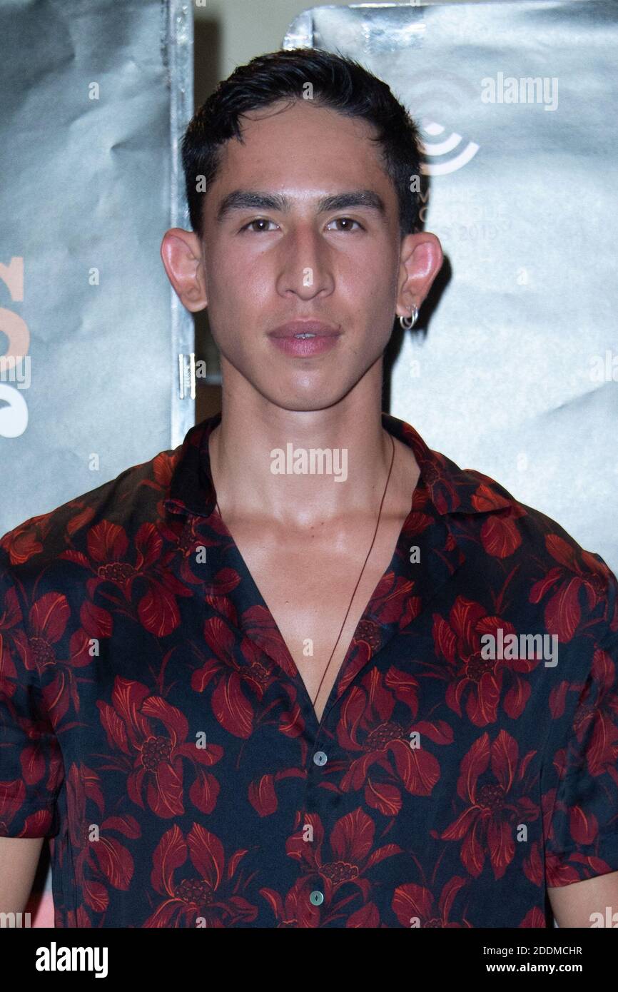 Exclusive. Jonathan Eap participe a la Premiere du film Tu Merites Un ...