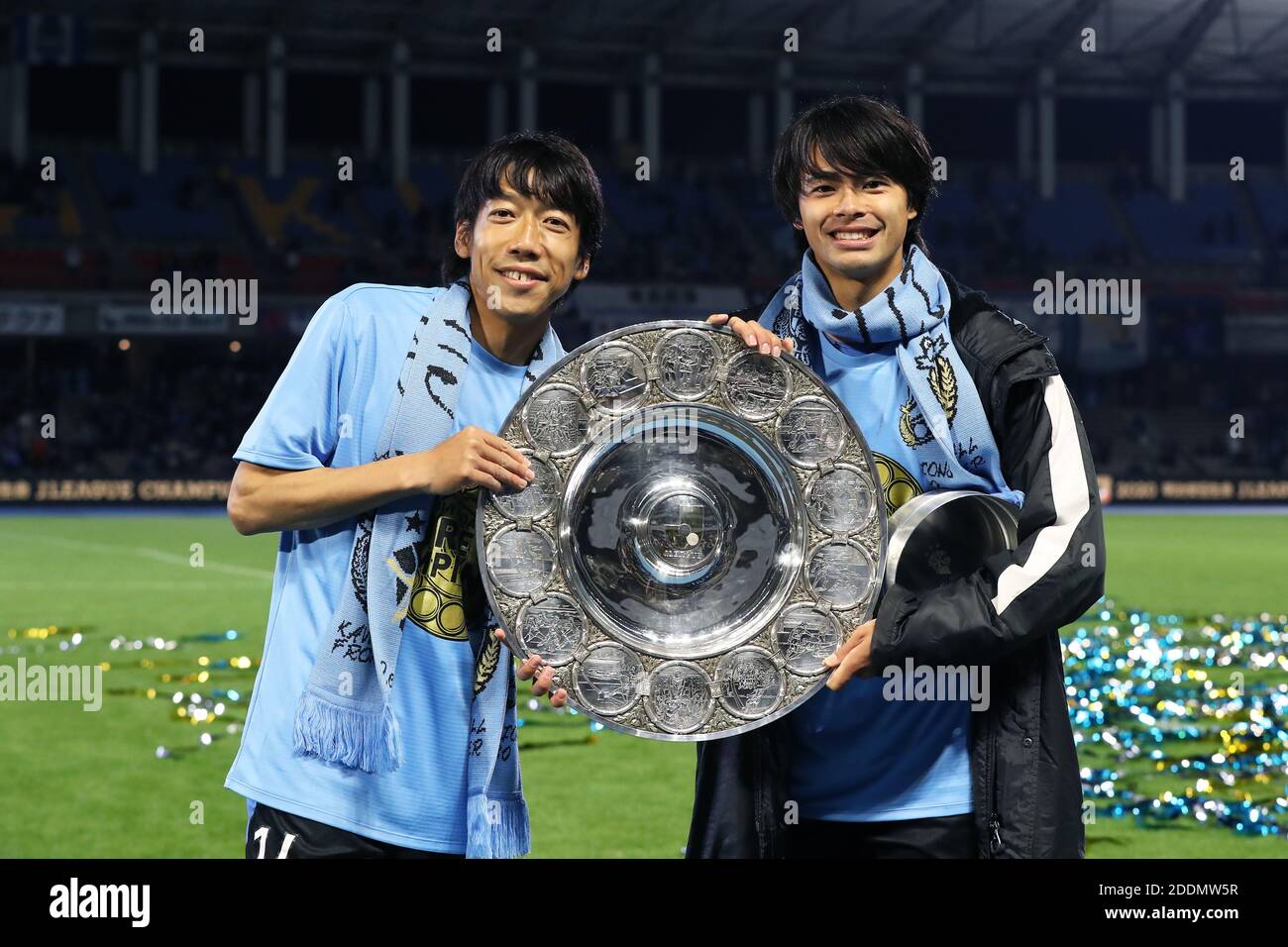 Kanagawa, Japan. 25th Nov, 2020. (LR) Kengo Nakamura (Frontale), Kaoru