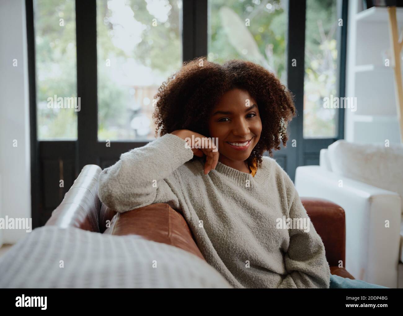 Black woman with curly hair hi-res stock photography and images - Alamy