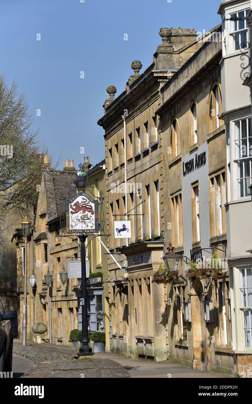 Lygon Arms & Lloyds Bank, High Street, Chipping Campden, Glos, Cotswolds, England, UK Stock Photo