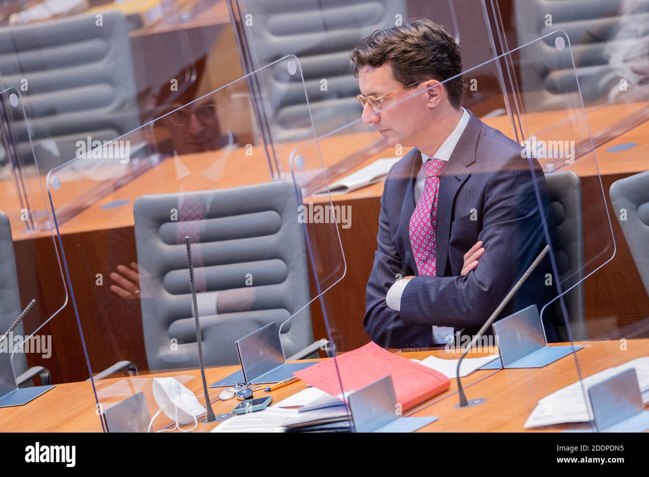 Duesseldorf, Germany. 26th Nov, 2020. Hendrik Wüst (CDU), Minister of Transport of North Rhine-Westphalia, sits in the plenum of the state parliament. The inadequate construction of noise barriers on the Autobahn 3 near Cologne was already known in 2008. In this year's acceptance protocol for the structure, the 'improvised construction was listed as a deficiency', the state agency Straßen.NRW announced. Credit: Rolf Vennenbernd/dpa/Alamy Live News Stock Photo