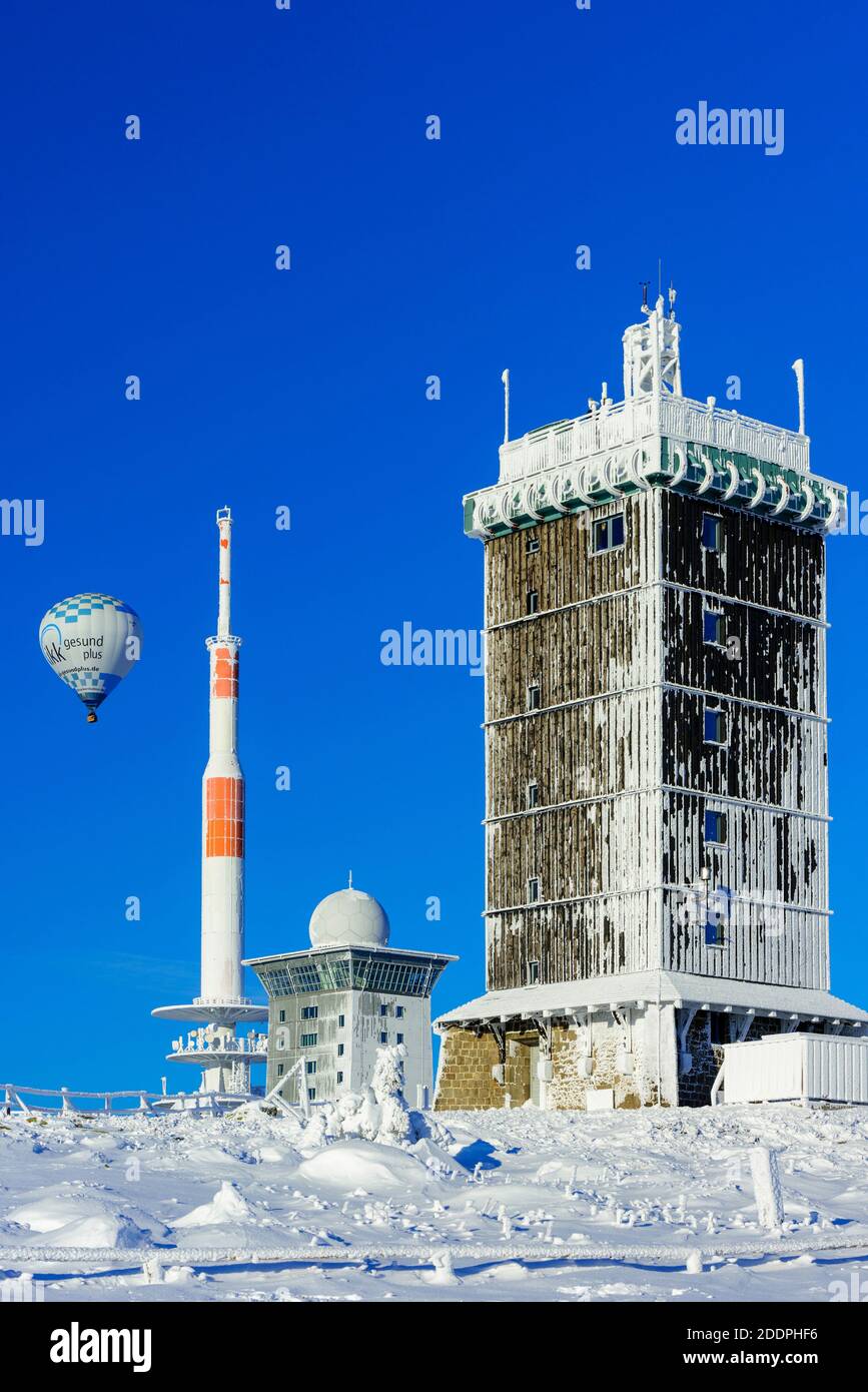 winter on the Brocken - radio tower and hotel, hot-air balloon in the sky, Germany, Saxony-Anhalt, Harz National Park, Brocken Stock Photo