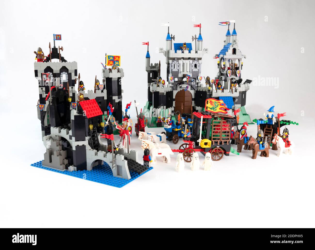 Peer svælg Harden Lego set 6075 Wolfpack Tower with set 6090 Royal Knight's Castle, from 1995  Stock Photo - Alamy