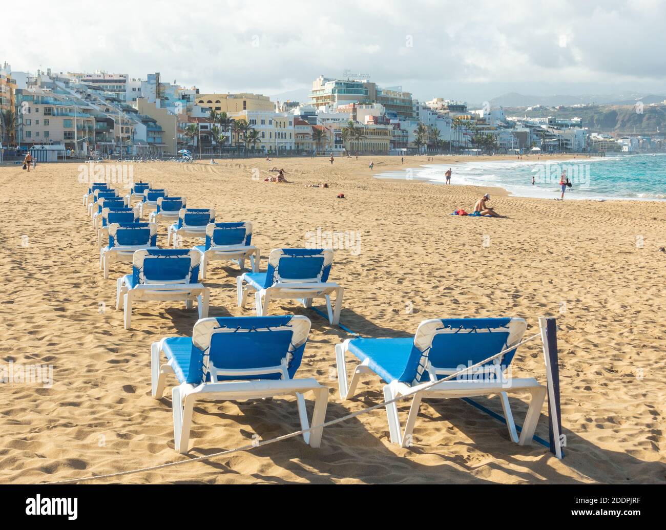 Las Palmas, Gran Canaria, Canary Islands, Spain. 25th November, 2020. Very  few tourists on a quiet city beach in Las Palmas on Gran Canaria. From 23rd  November, people arriving on The Canary