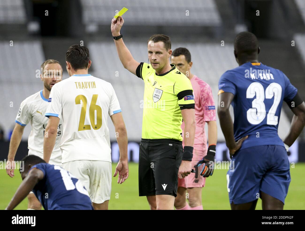 Referee Andreas Ekberg of Sweden gives a yellow card to Florian Thauvin of  Marseille during the UEFA Champions League, Group C f / LM Stock Photo -  Alamy