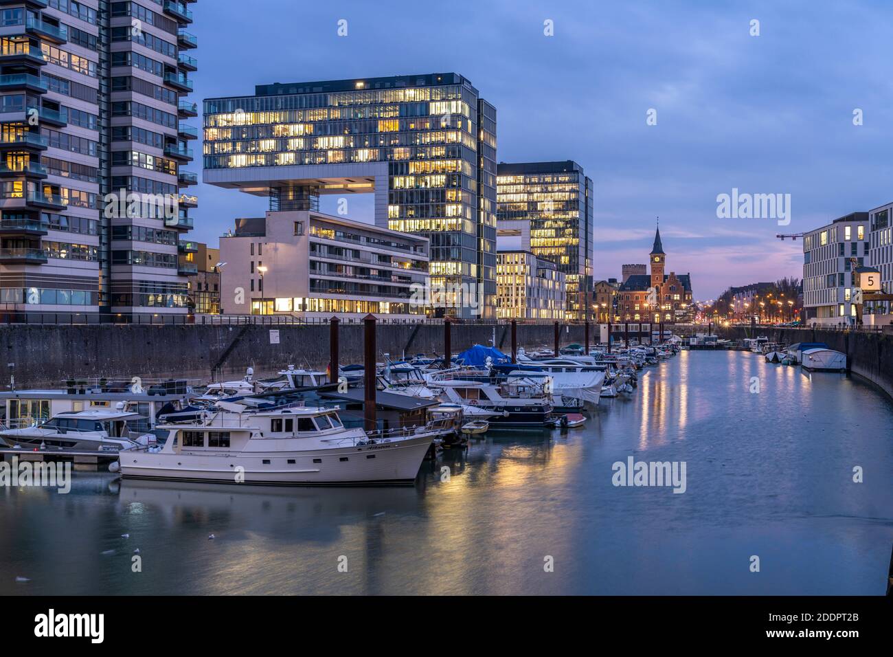 Rheinauhafen und Kranhäuser in der Abenddämmerung, Köln, Nordrhein-Westfalen, Deutschland  |  Rheinauhafen  and the three Kranhaus buildings at dusk, Stock Photo