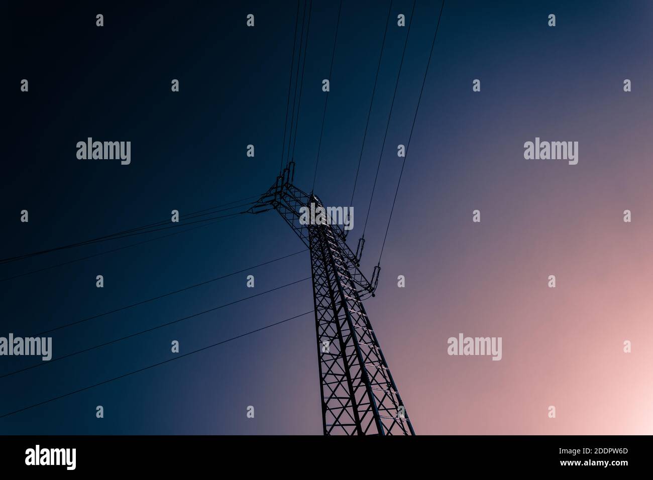 Strommast - Freileitungsmast - Konstruktion für die Aufhängung einer elektrischen Freileitung - Tragmast - Leiterseilen Abspannmast in Minimalismus Stock Photo