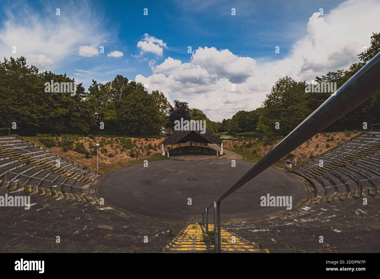 Dubois-Arena als Theaterbühne im Park in Essen Borbeck als offenes Theater und kultureller Ort von Freiluftveranstaltungen in der Natur im Schloßpark Stock Photo