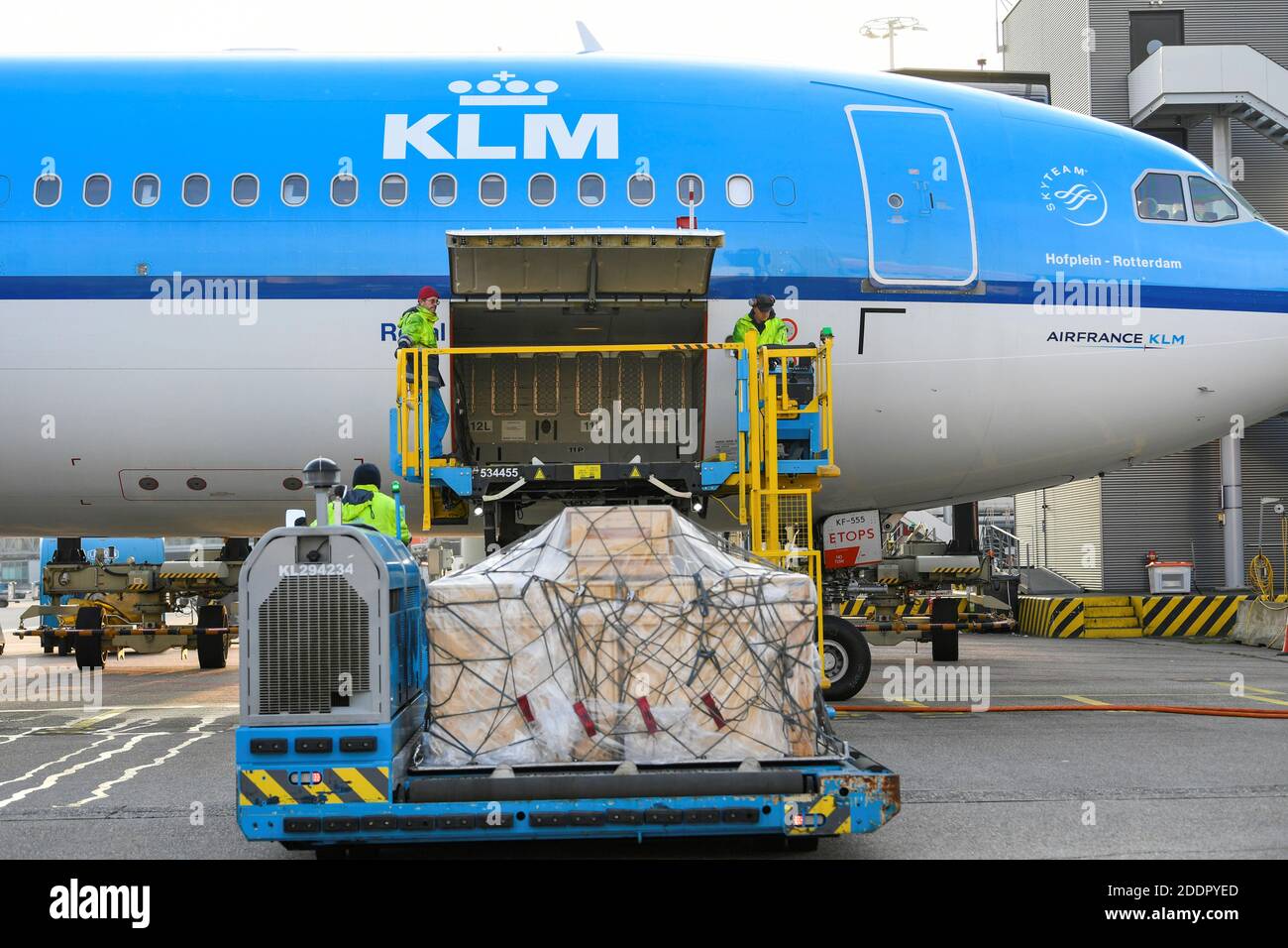Cooled packages are being transported by airplane at the Schiphol Airport as Air France-KLM's cargo operations are preparing a massive logistical operation carrying new vaccines and vaccine candidates for COVID-19 through Amsterdam's Schiphol Airport, Netherlands November 25, 2020. Picture taken November 25, 2020. REUTERS/Piroschka van de Wouw Stock Photo