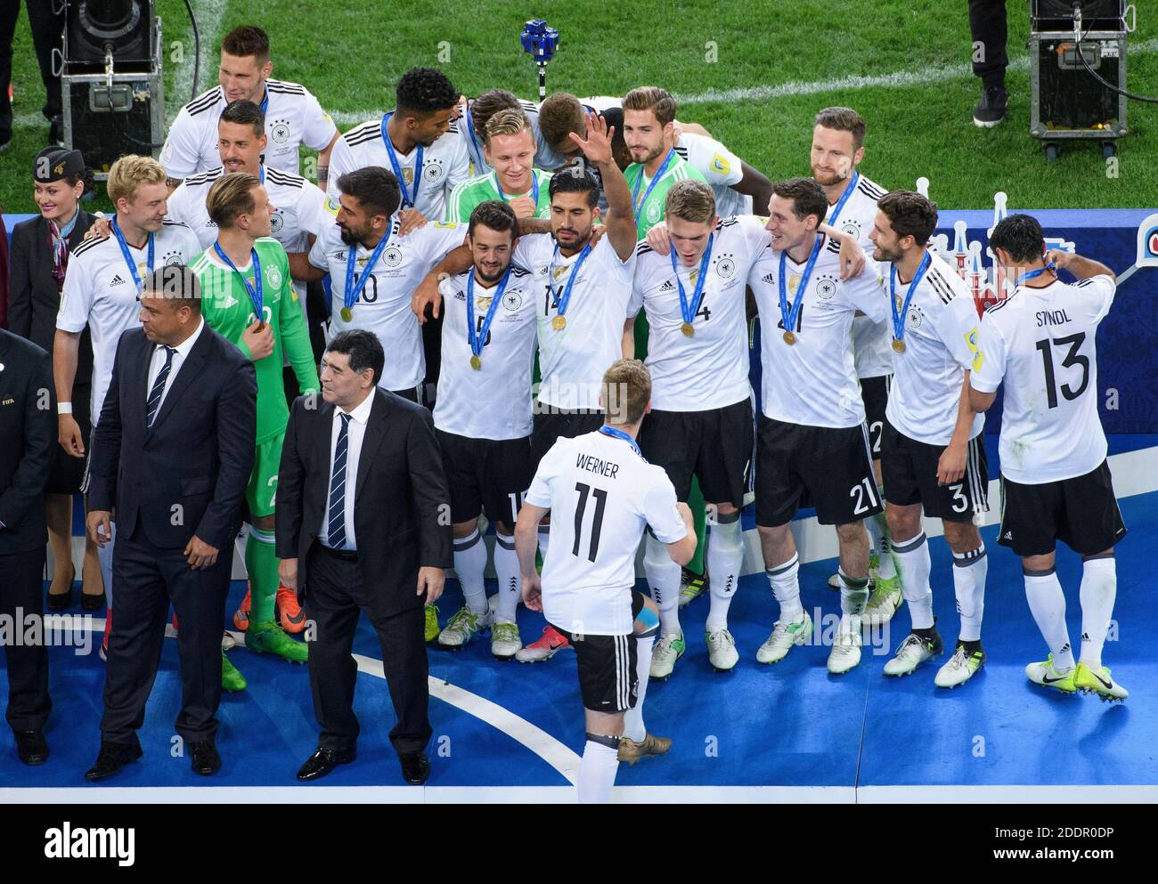 St. Petersburg, Russland. 02nd July, 2017. Award ceremony to the German team with Diego Armando Maradona (below) and Ronaldo (l./Brazil), team photo, team photo, team photo. GES/Soccer/Confed Cup 2017: Final: Chile - Germany, Saint Petersburg, Russia, 02.07.2017 Football/Soccer: Confed Cup 2017: Final: Chile - Germany, Saint Petersburg, Russia, July 2, 2017 | usage worldwide Credit: dpa/Alamy Live News Stock Photo