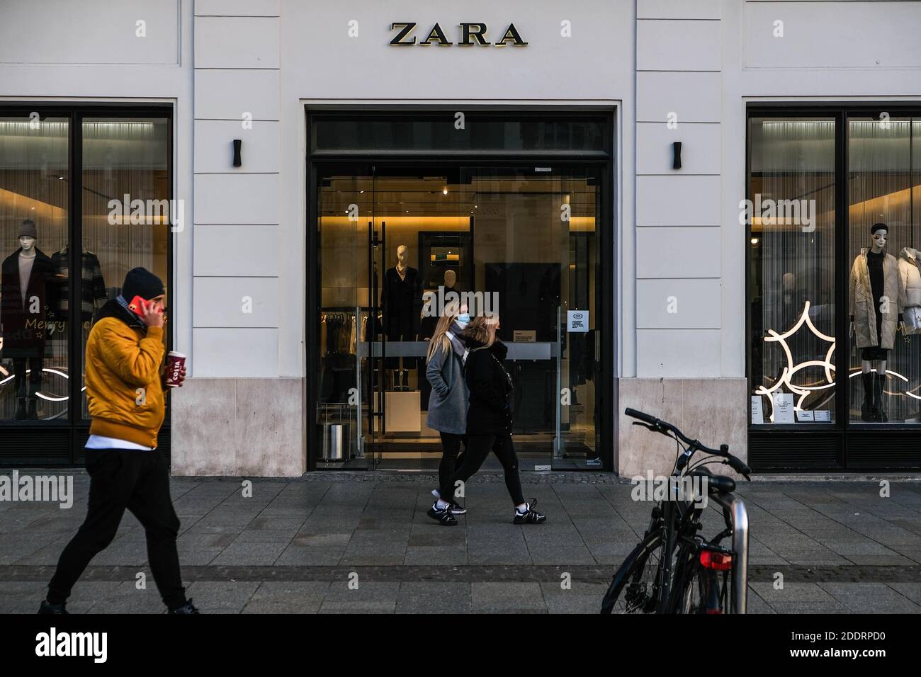 Krakow, Poland. 25th Nov, 2020. People walking past the Zara store. Credit:  SOPA Images Limited/Alamy Live News Stock Photo - Alamy