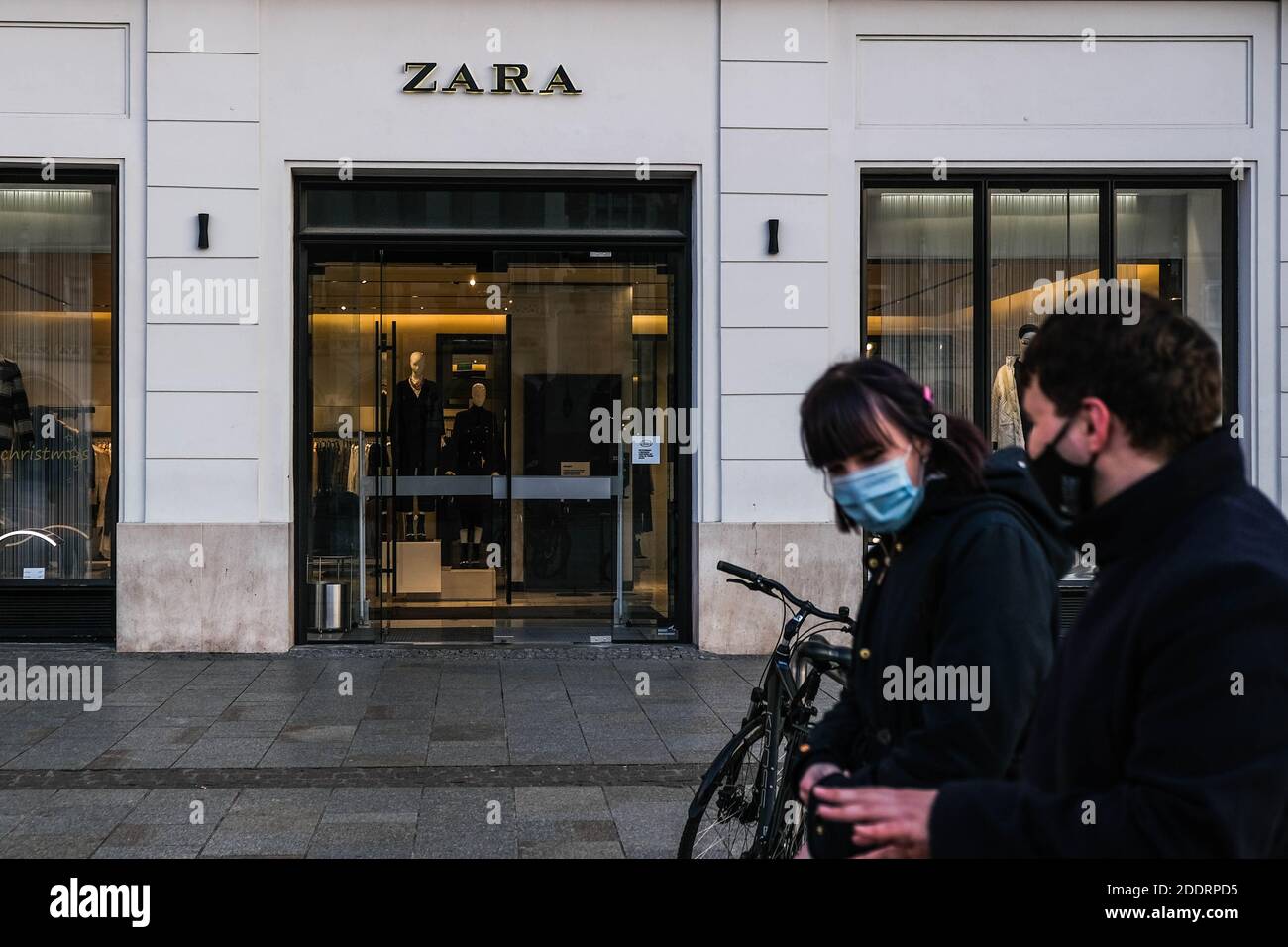 Krakow, Poland. 25th Nov, 2020. People walking past the Zara store. Credit:  SOPA Images Limited/Alamy Live News Stock Photo - Alamy