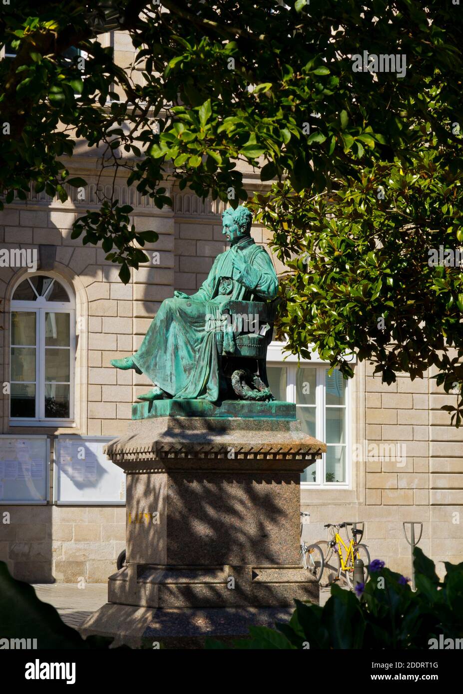 Rene laennec statue quimper hi-res stock photography and images - Alamy