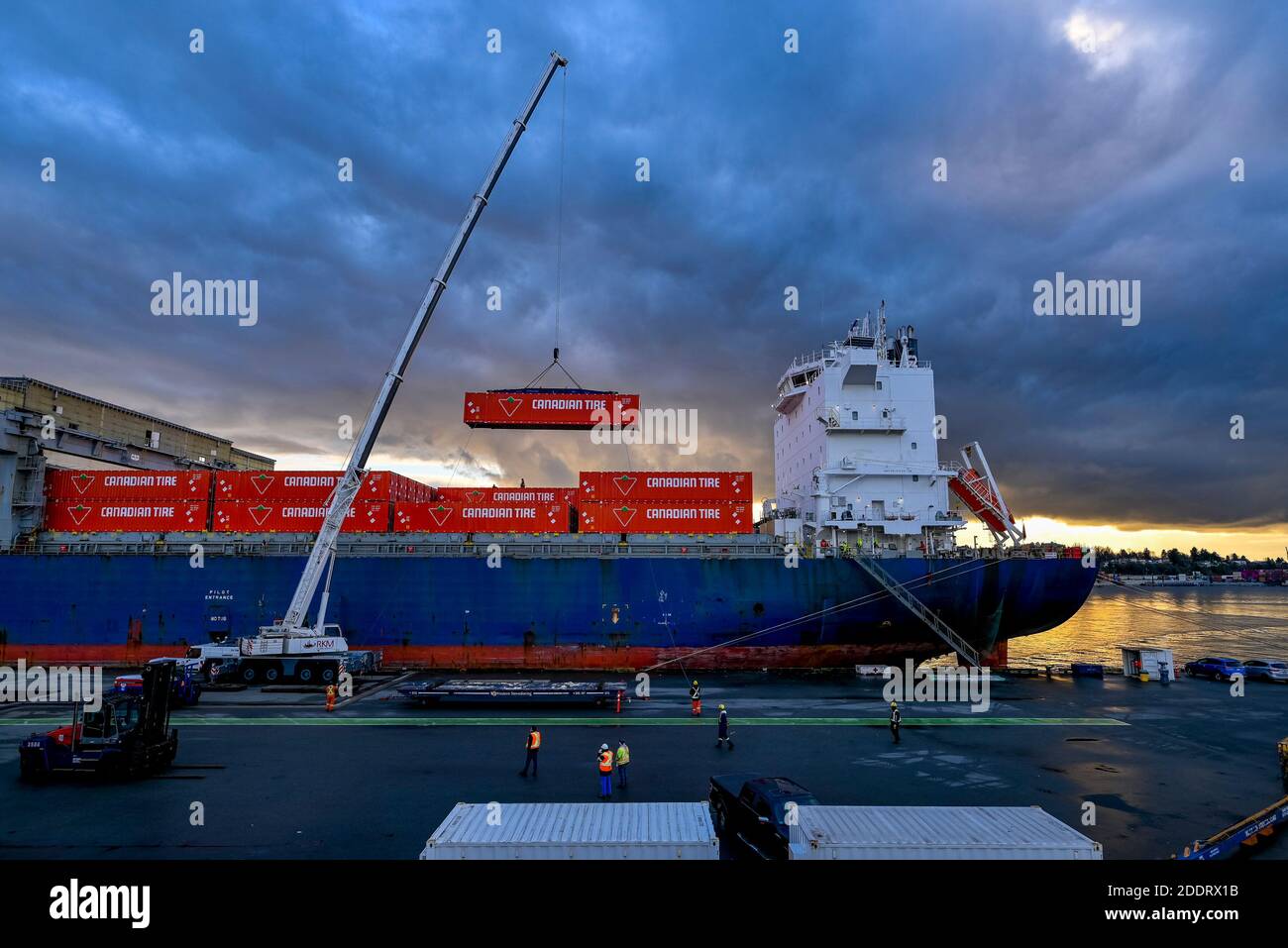Unloading crates High Resolution Stock Photography and Images Alamy