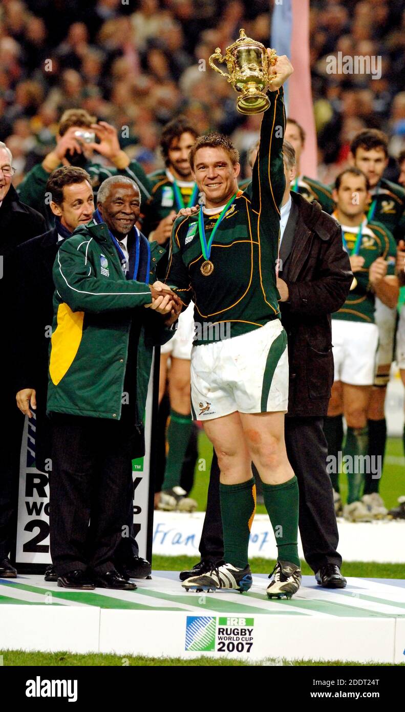 South Africa' rugby players holding the Web Ellis Cup to celebrate the win of the Rugby World Cup of France 2007, at the state de France, in Paris. Stock Photo