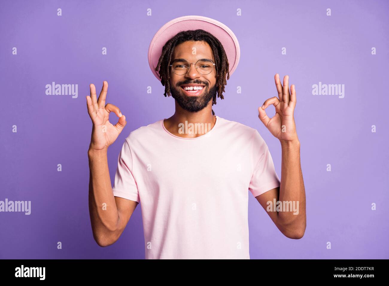Photo portrait of man showing two ok-signs isolated on vivid purple ...
