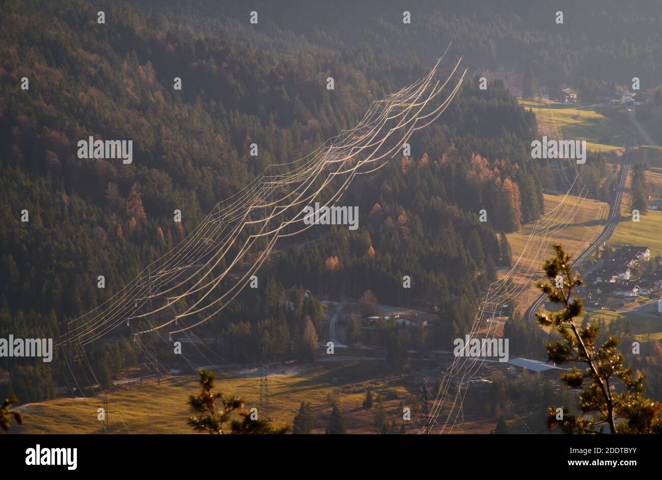 Reutte, Tyrol, Austria, November 26, 2020.  Electricity power lines of the Reutte power supply with electricity pylons with surrounding landscape of the Lechtal valley and the Alps. © Peter Schatz / Alamy Live News Stock Photo