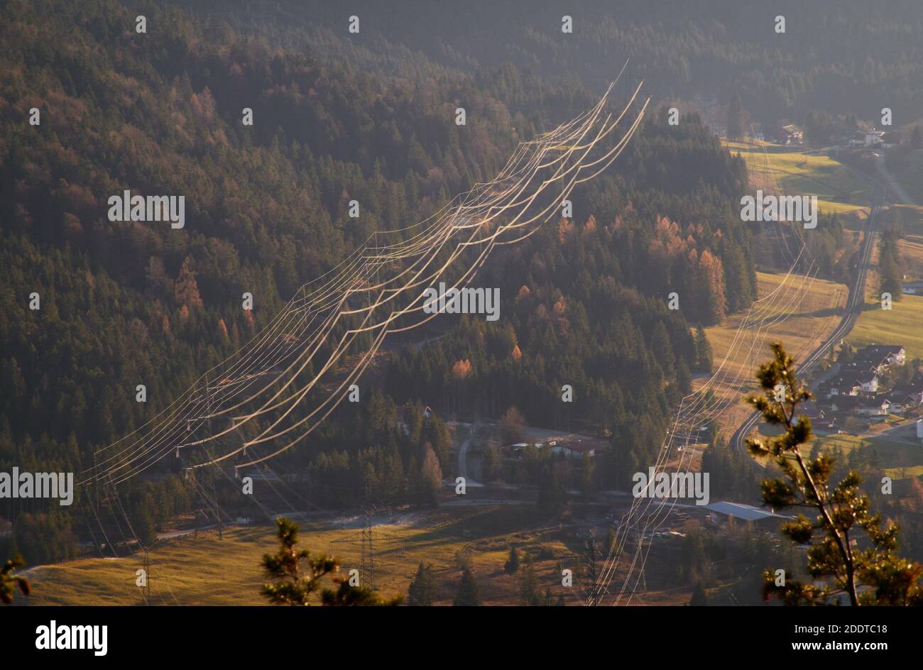 Reutte, Tyrol, Austria, November 26, 2020.  Electricity power lines of the Reutte power supply with electricity pylons with surrounding landscape of the Lechtal valley and the Alps. © Peter Schatz / Alamy Live News Stock Photo