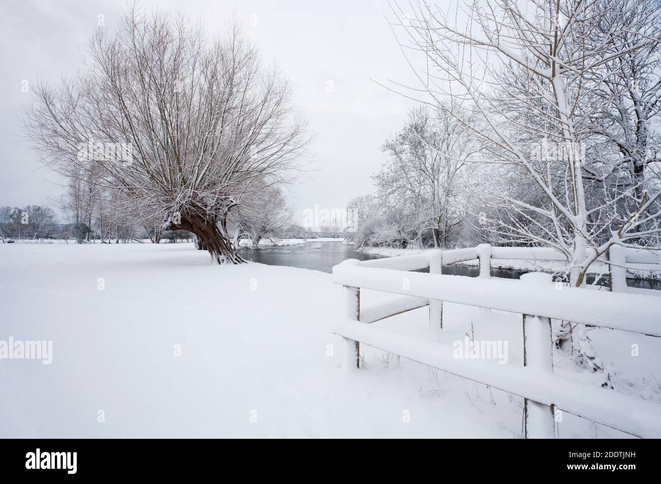 Heavy snow at Flatford in Suffolk on the banks of the River Stour Stock Photo