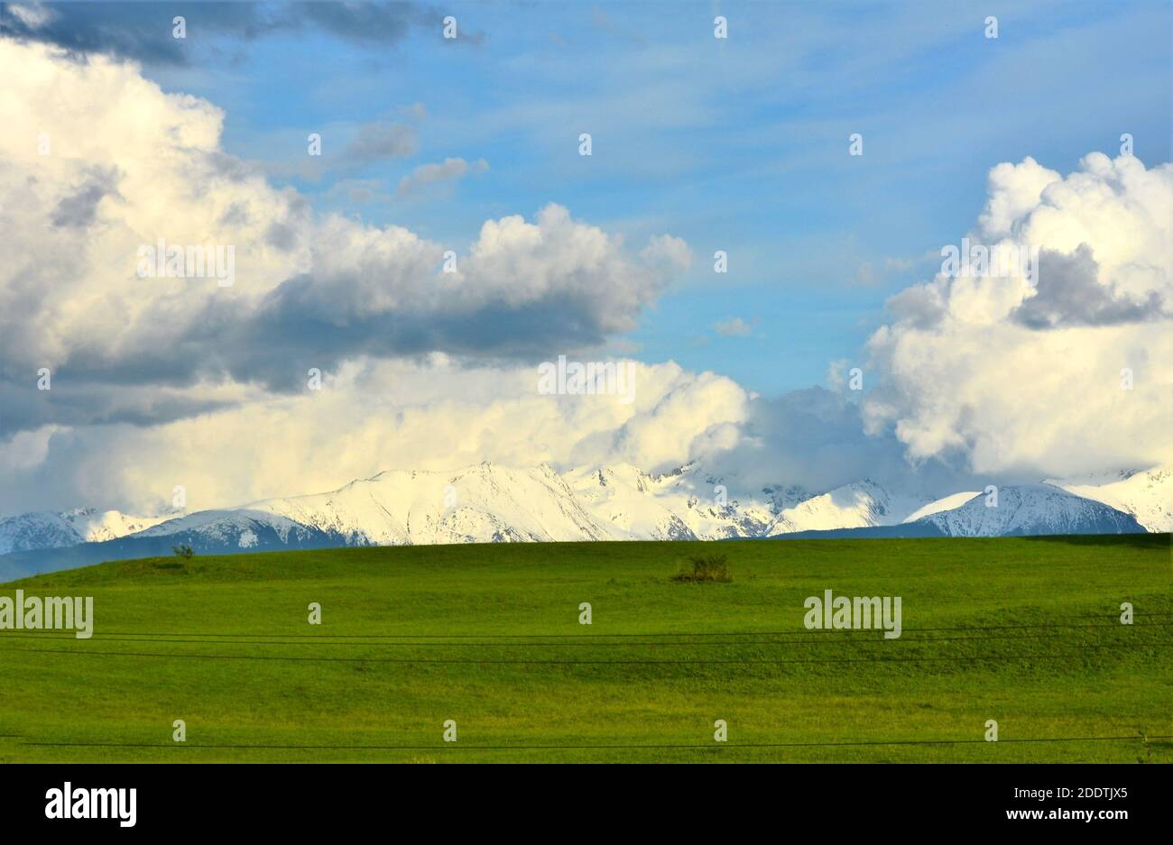 Shot beautiful green mountain hi-res stock photography and images - Alamy