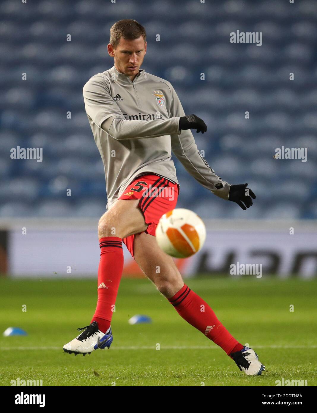 Benfica S Jan Vertonghen Warms Up Before The Uefa Europa League Group D Match At Ibrox Stadium Glasgow Stock Photo Alamy
