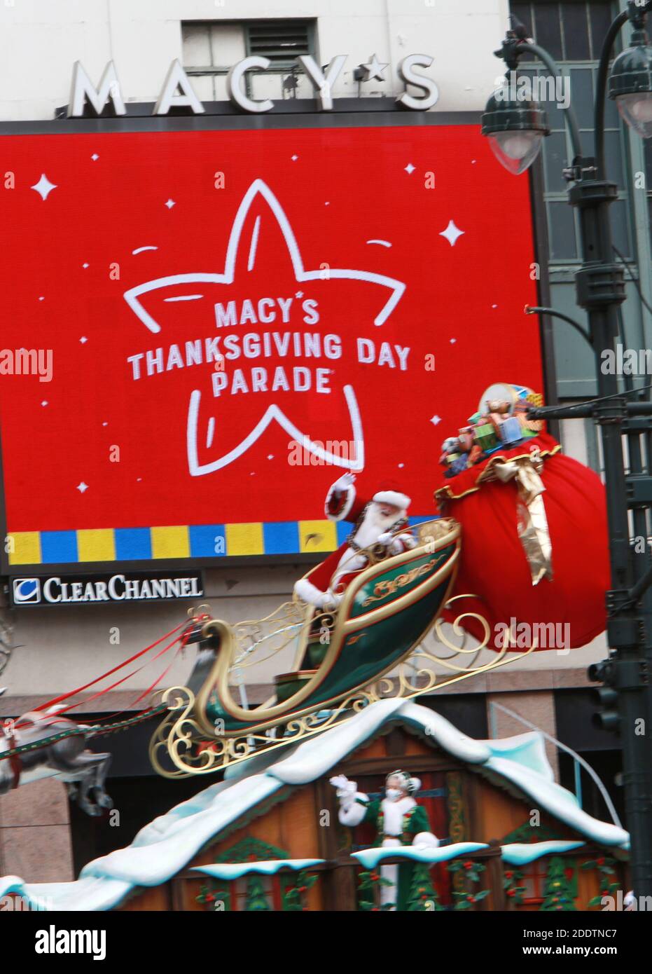 NEW YORK, NY: NOVEMBER 26, 2020- Santa Claus closes the ...