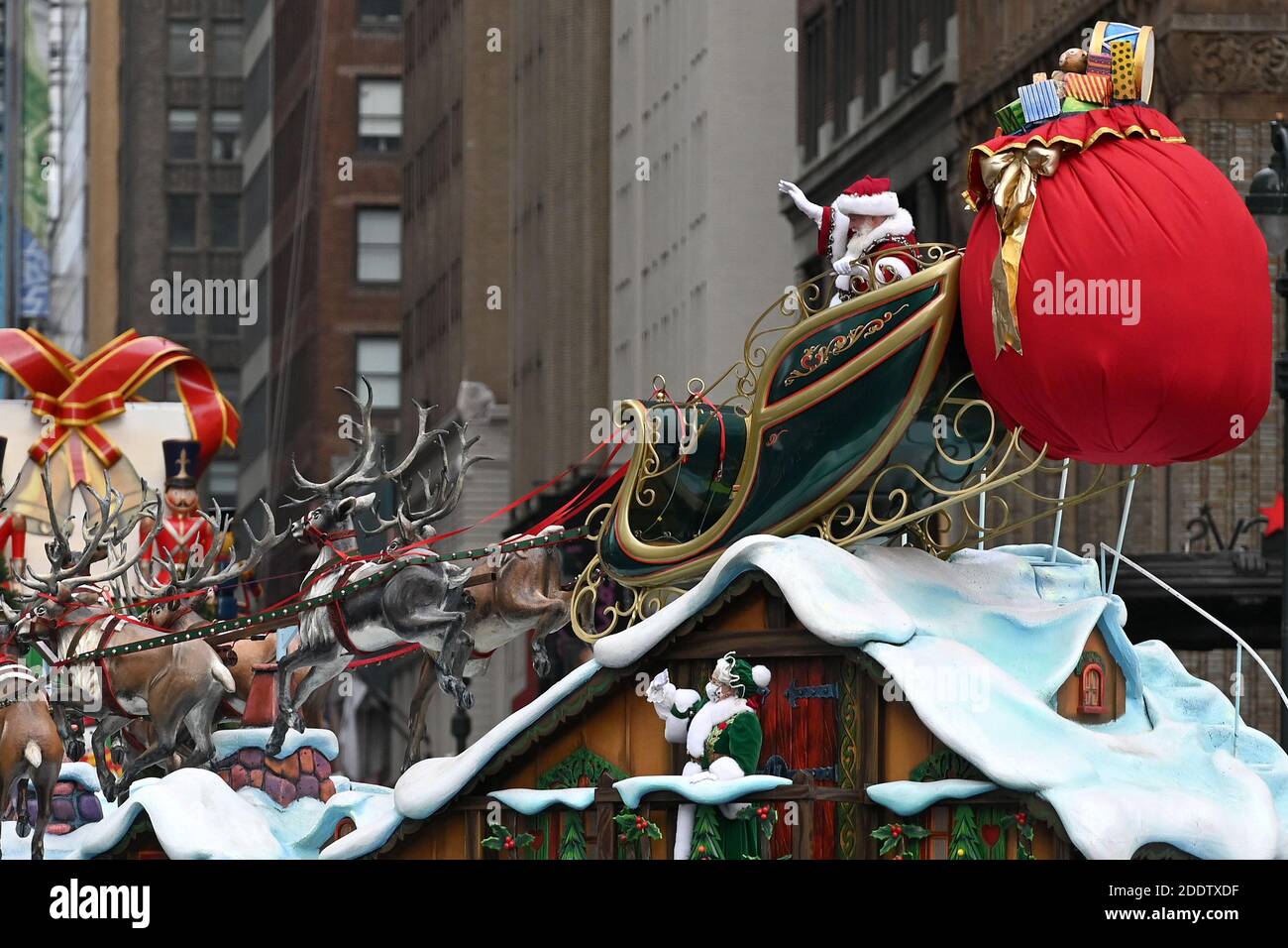 Uniondale, USA. 26th Nov, 2020. The Santa Clause float turns onto 7th ...