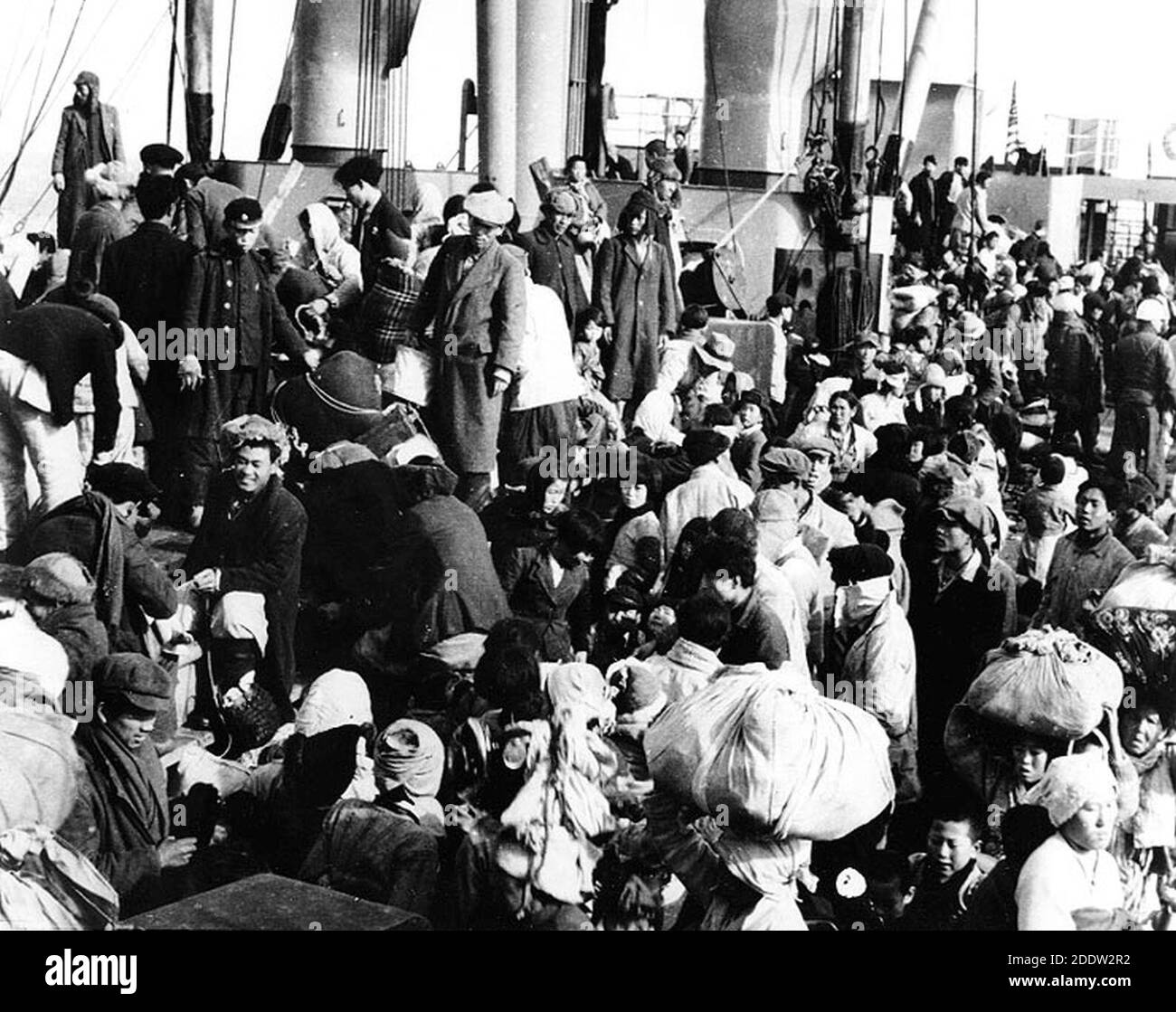 Korean refugees aboard SS Meredith Victory in December 1950 (NH 95597