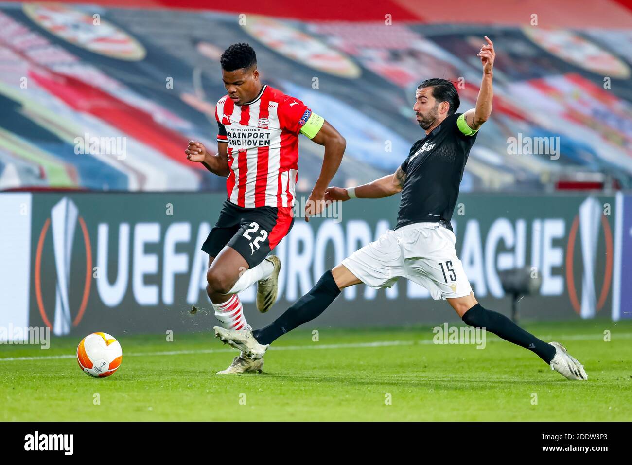 Eindhoven 26 11 2020 Philips Stadium Dutch Football Eredivisie Season 2020 2021 Uefa Europa League Psv Player Denzel Dumfries L Paok Player Jose Angel Crespo R During The Match Psv Paok Saloniki Credit