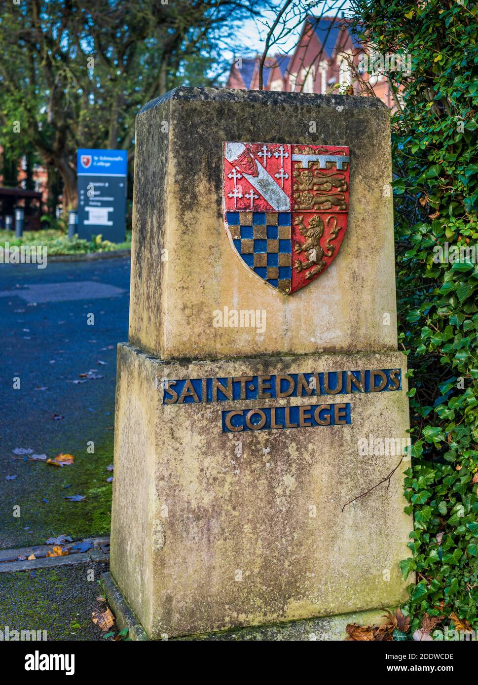 St Edmund's College Cambridge - Sign at the entrance gates to St Edmund's College Cambridge - Founded in 1896, accepts only mature students, over 21. Stock Photo