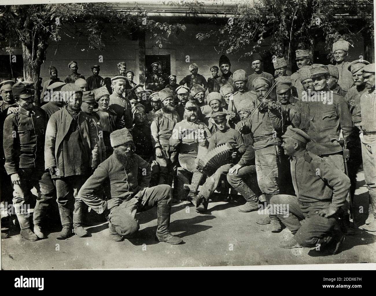 Kriegsgefangene in der Sammelkaserne Munkacs. Stock Photo