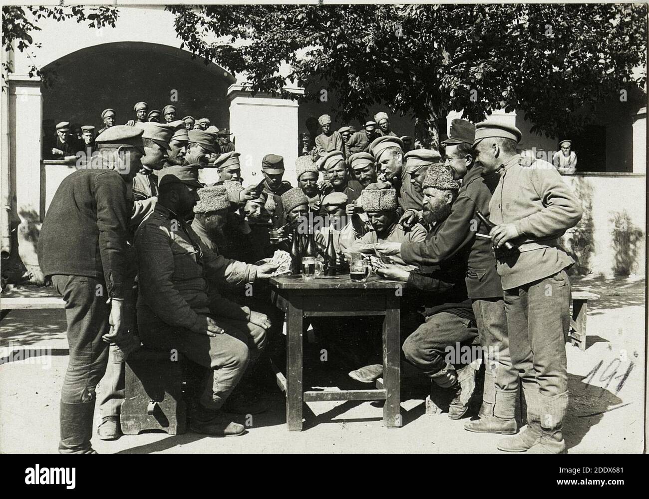 Kriegsgefangene in der Sammelkaserne Munkacs. Stock Photo