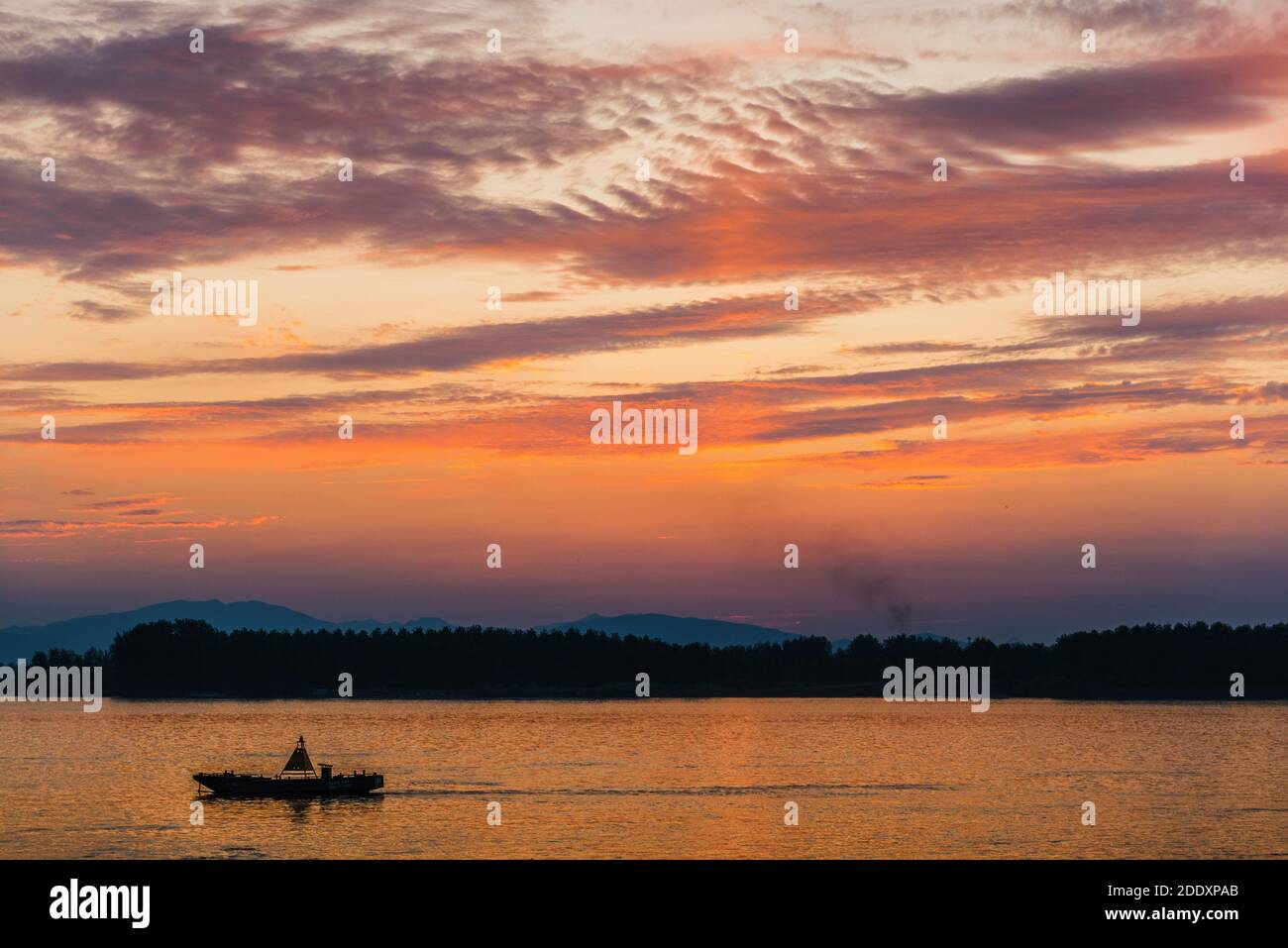 The Yangtze river sunset scenery Stock Photo - Alamy