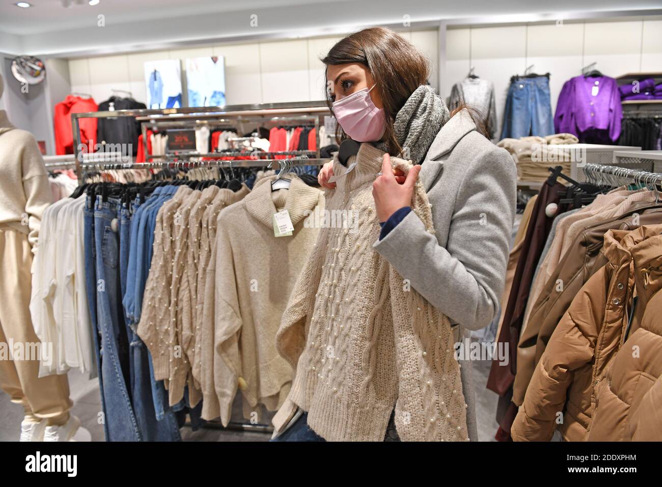 haag doel overschot Topic picture BLACK FRIDAY on November 26th, 2020. A young woman with face  mask, mask looks at textiles, items of clothing in a fashion store in times  of the corona pandemic, lockdown,