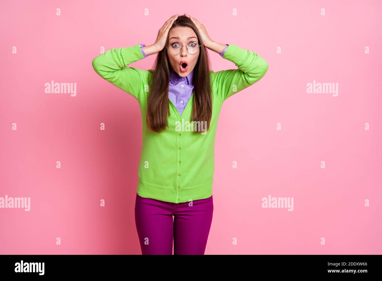 Portrait of voiceless stunned girl touch hands head impressed scream ...