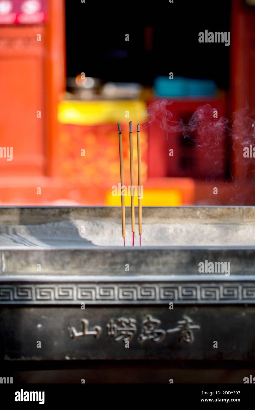 Burn incense hi-res stock photography and images - Alamy