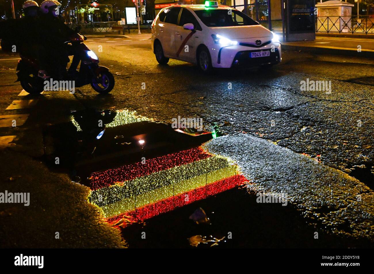 Madrid, Spanien. 26th Nov, 2020. Spanish flag installation - switching on the traditional Weihafterts lighting in the city center. Madrid 11/26/2020 | usage worldwide Credit: dpa/Alamy Live News Stock Photo