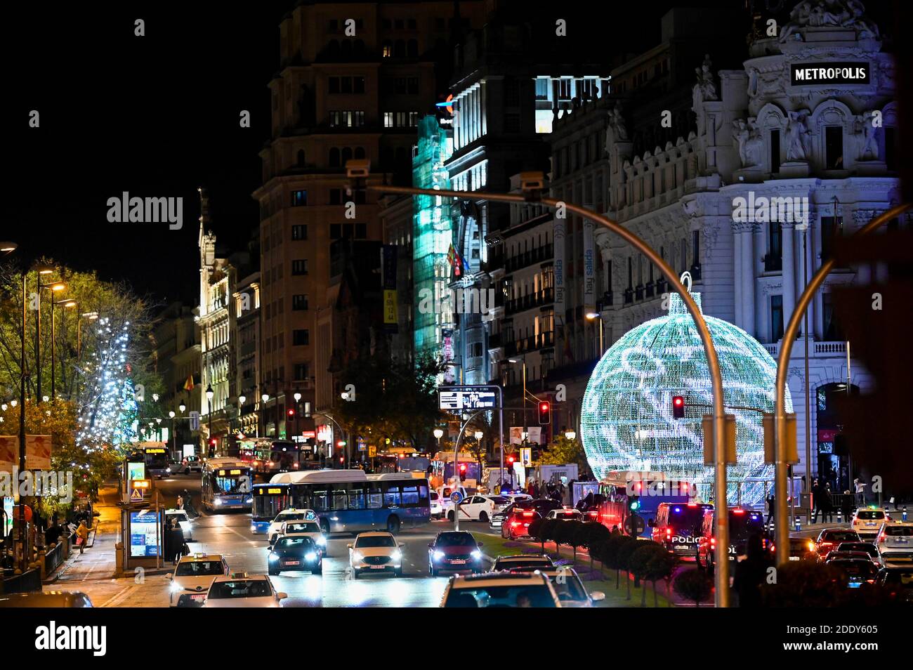 Madrid, Spanien. 26th Nov, 2020. Weihaftertskugel installation on Calle de Alcala - switching on the traditional Weihaftert lighting in the city center. Madrid 11/26/2020 | usage worldwide Credit: dpa/Alamy Live News Stock Photo