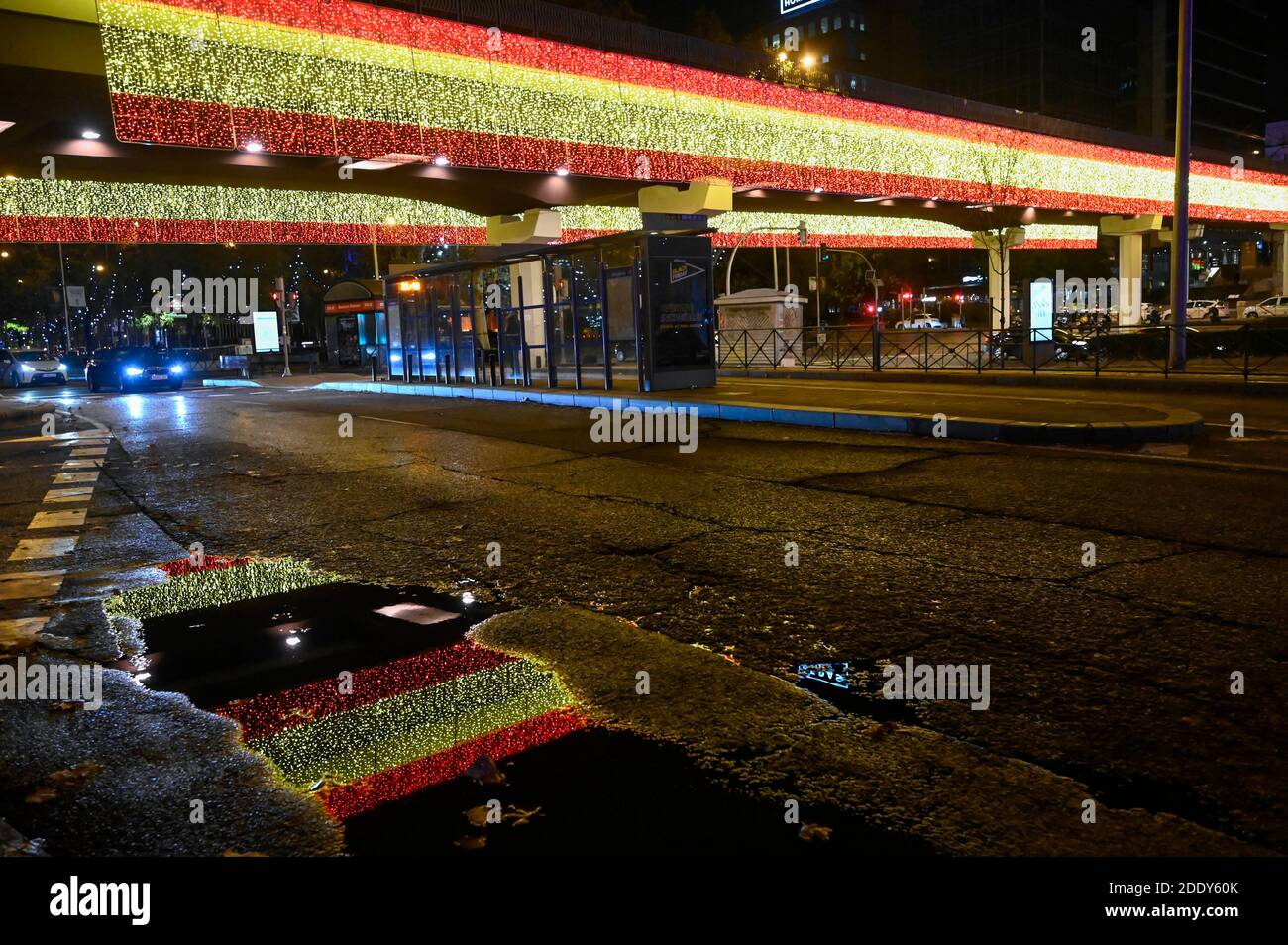 Madrid, Spanien. 26th Nov, 2020. Spanish flag installation - switching on the traditional Weihafterts lighting in the city center. Madrid 11/26/2020 | usage worldwide Credit: dpa/Alamy Live News Stock Photo