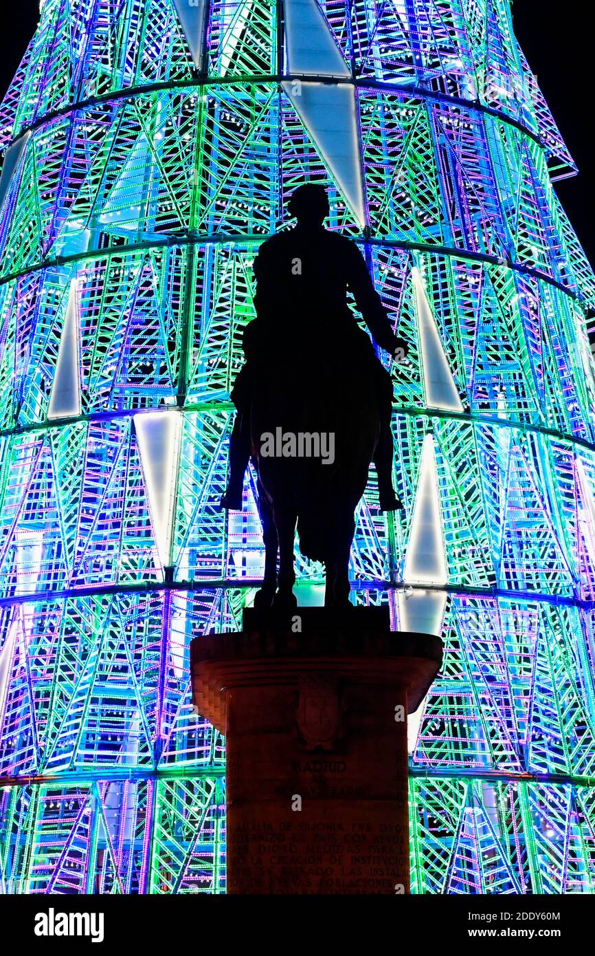 Madrid, Spanien. 26th Nov, 2020. Weihaftertsbaum installation on the Puerta del Sol - switching on the traditional Weihafterts lighting in the city center. Madrid 11/26/2020 | usage worldwide Credit: dpa/Alamy Live News Stock Photo