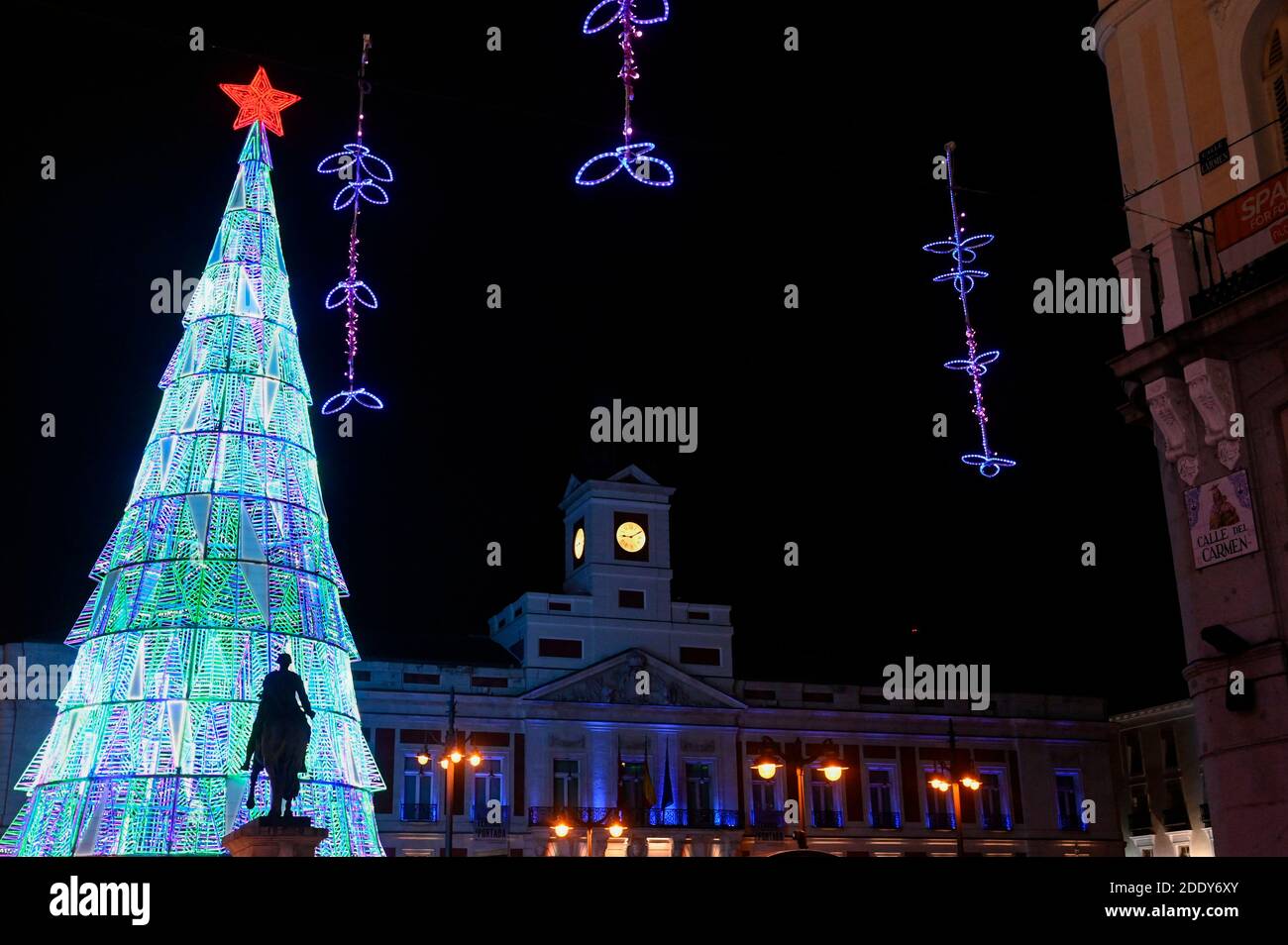 Madrid, Spanien. 26th Nov, 2020. Weihaftertsbaum installation on the Puerta del Sol - switching on the traditional Weihafterts lighting in the city center. Madrid 11/26/2020 | usage worldwide Credit: dpa/Alamy Live News Stock Photo