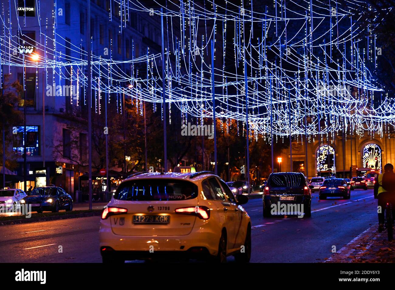 Madrid, Spanien. 26th Nov, 2020. Switching on the traditional Weihafterts lighting in the city center. Madrid 11/26/2020 | usage worldwide Credit: dpa/Alamy Live News Stock Photo