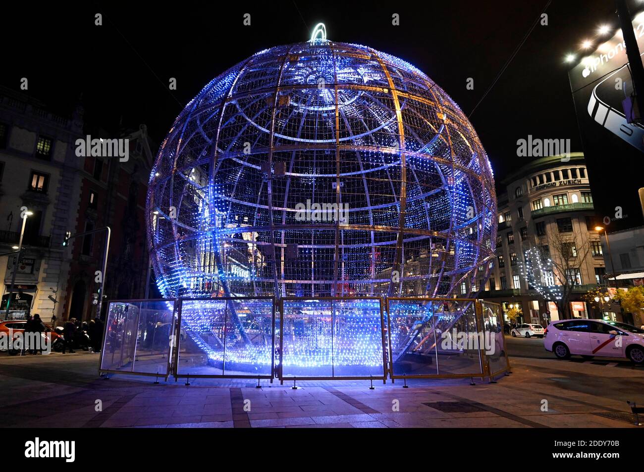 Madrid, Spanien. 26th Nov, 2020. Weihaftertskugel installation on Calle de Alcala - switching on the traditional Weihaftert lighting in the city center. Madrid 11/26/2020 | usage worldwide Credit: dpa/Alamy Live News Stock Photo