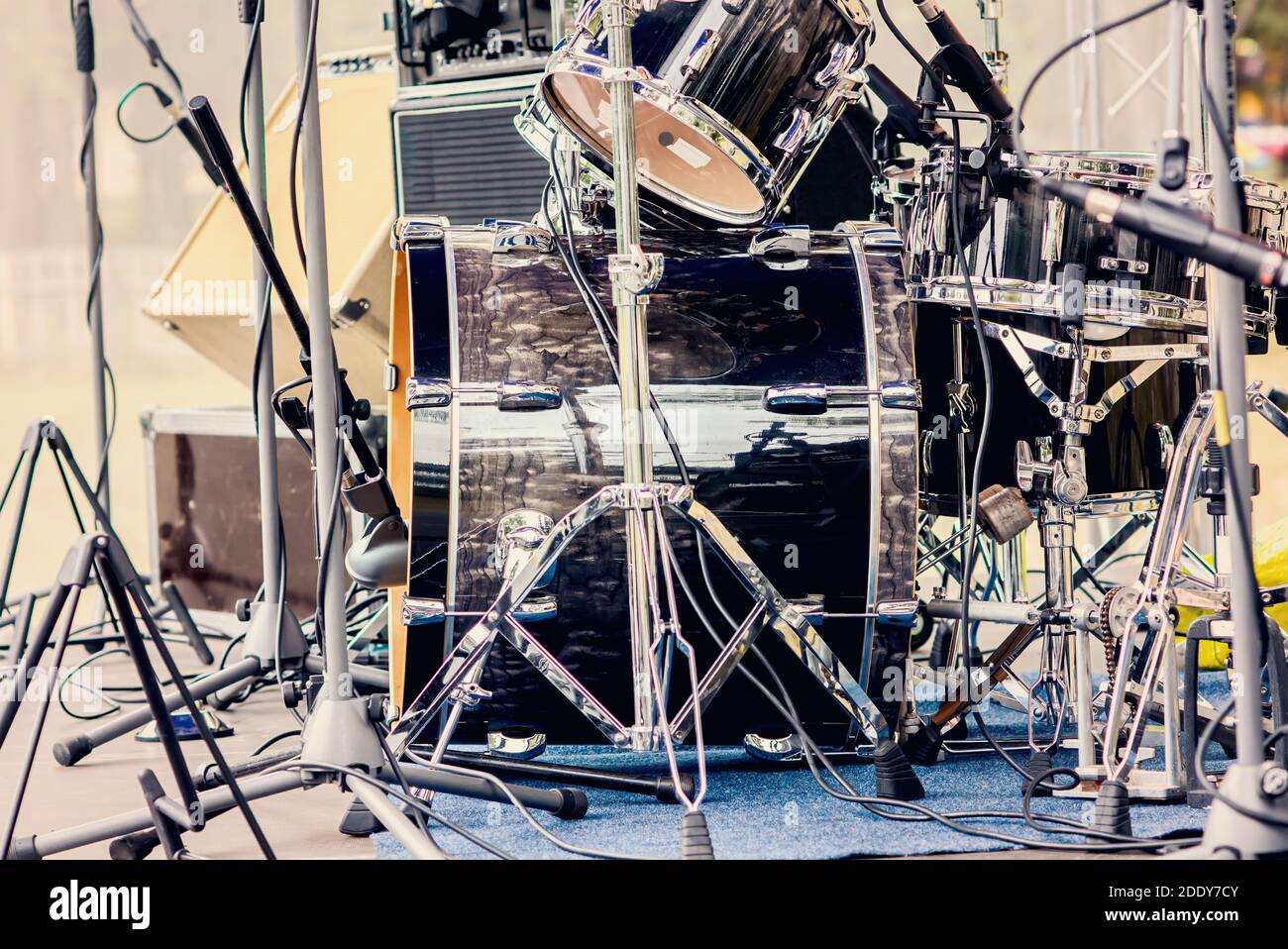 Concert drum set. Drum kit stands on stage Stock Photo Alamy