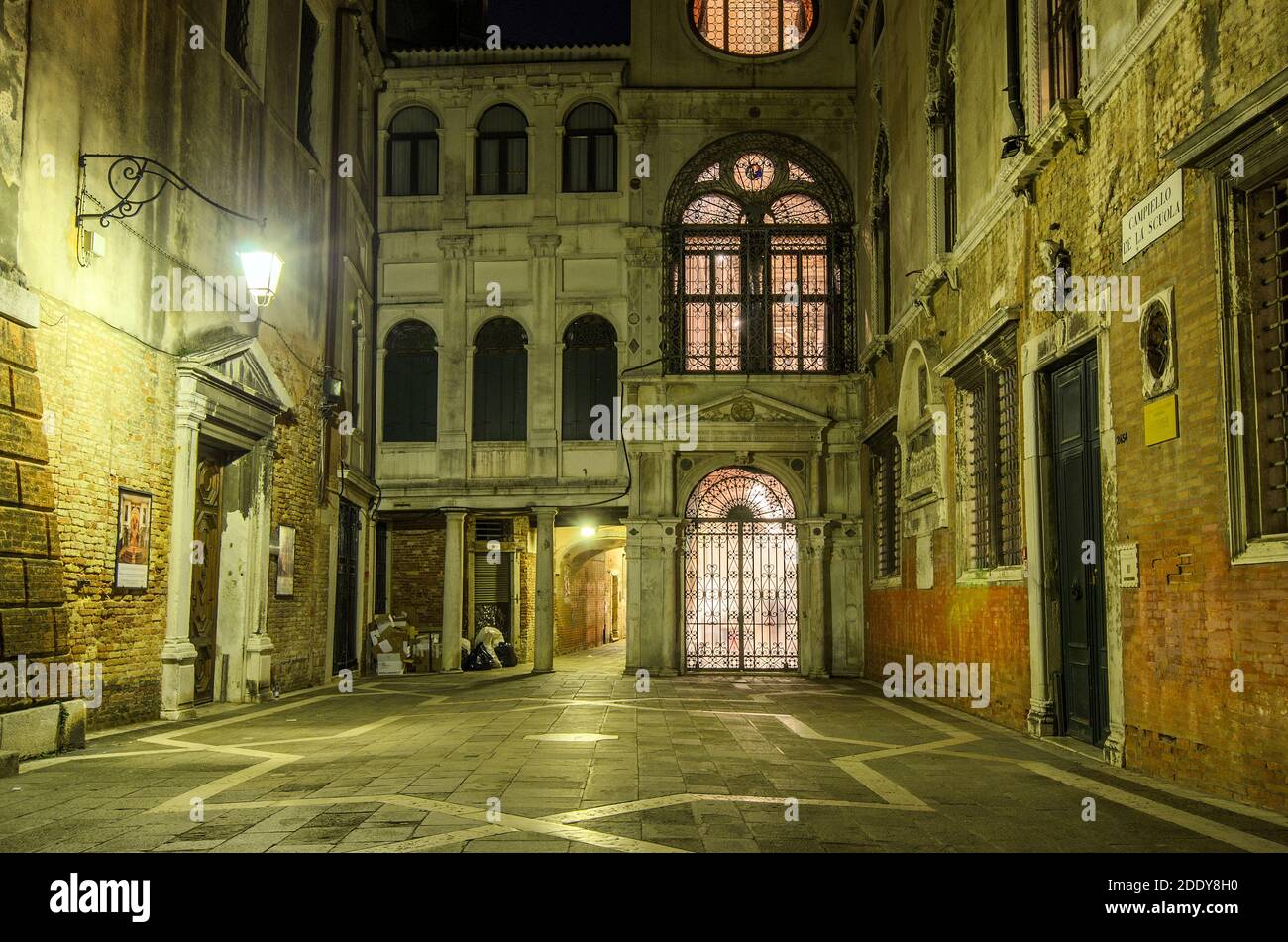 Campiello de la Scuola in San Polo Sestiere by night - Venice, Italy Stock Photo