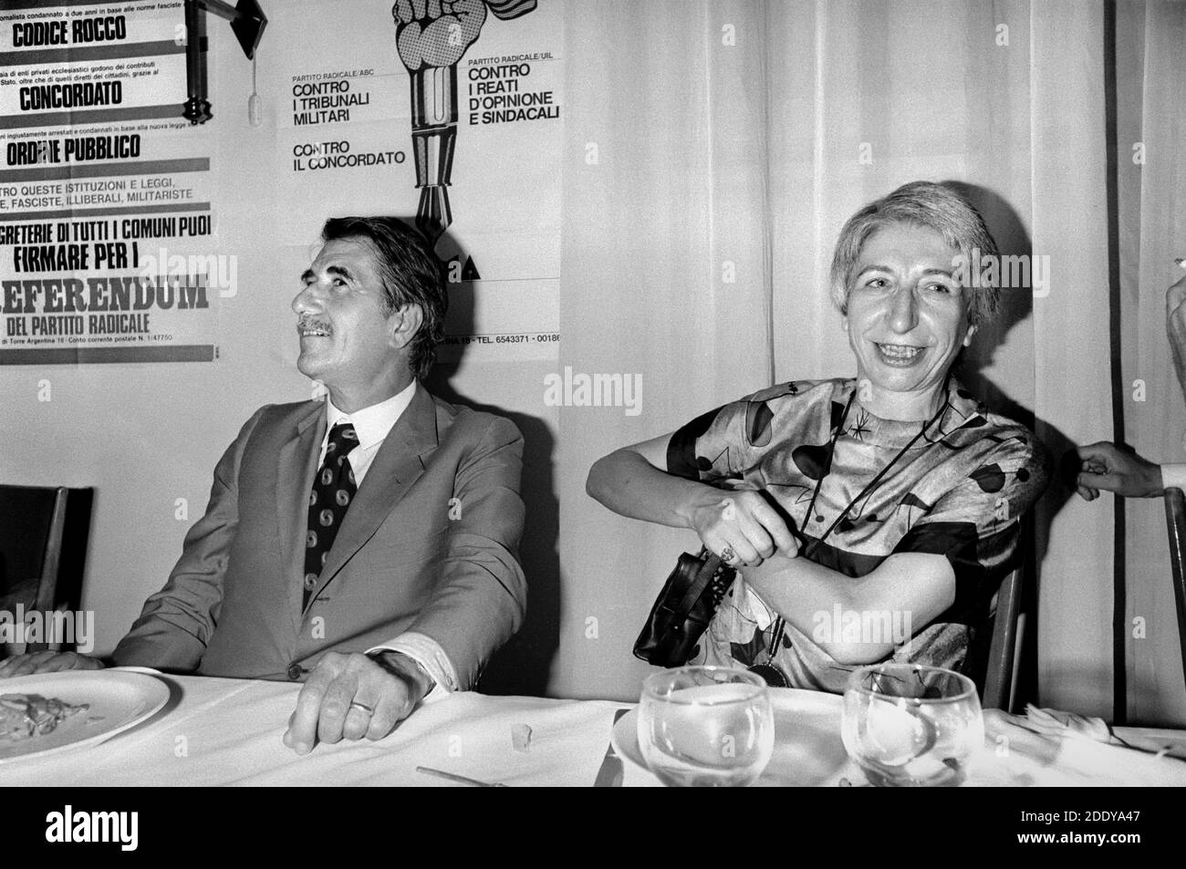 - Il sindaco di Milano Aldo Aniasi e Adele Faccio, leader del Partito Radicale e del movimento per l'autodeterminazione delle donne, dopo la vittoria del No al referendum del 1974 per l'abolizione del divorzio   - The mayor of Milan Aldo Aniasi and Adele Faccio, leader of the Radical Party and the movement for the self-determination of women, after the victory of No to the referendum for abolition of divorce Stock Photo