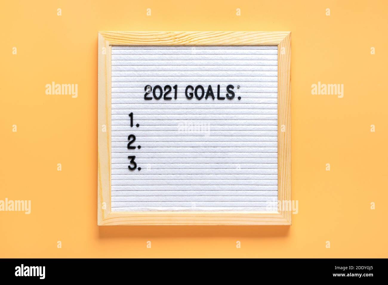 felt board with text - 2021 goals isolated on yellow background Planning, self motivation, achievement, success, wish list, checklist concept Top view Stock Photo