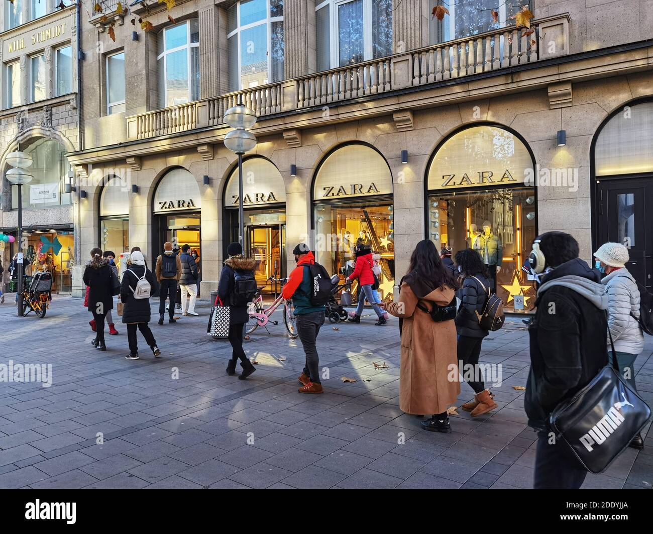 Munich, Bavaria, Germany. 27th Nov, 2020. Scenes from the Zara store in the inner city pedestrian zone (Fussgaengerzone) in Munich, Germany on Black Friday. The Munich Fussgaengeerzone is in an area inconsistently patrolled by police for distancing and mask with the businesses within required to have hygiene concepts as well. The zone was the earliest to be targeted by anti-Corona regulations as people from all over Germany and the world convene here, potentially making it a crossroads for infection. Credit: Sachelle Babbar/ZUMA Wire/17�Թ����� Live News Stock Photo