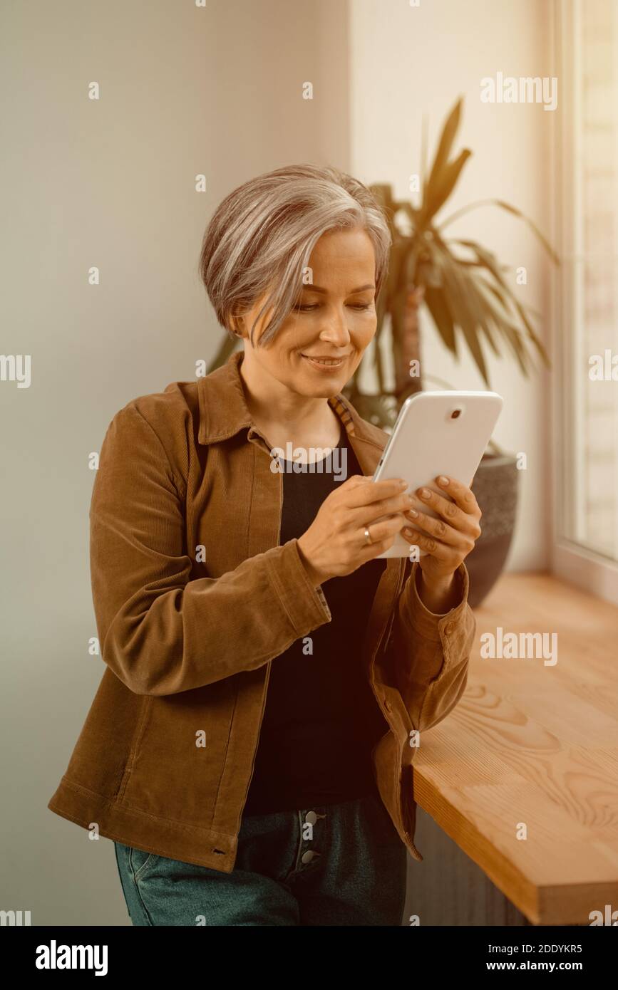 Grey haired black woman hi-res stock photography and images - Alamy