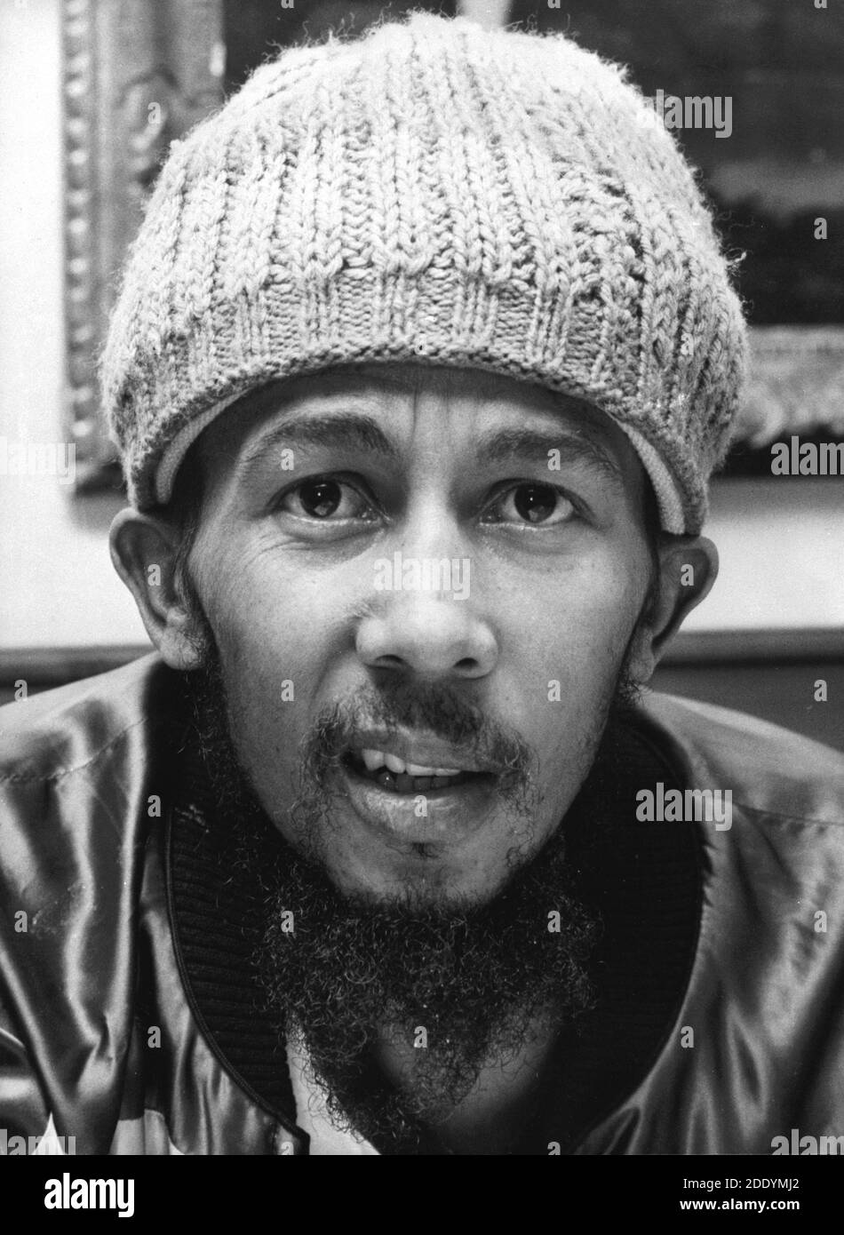 'King of Reggae' Bob Marley, Germany April 1981, is treated in Germany. --- Viene curato in Germania il ' Re del Reggae ' Bob Marley, Germania aprile 1981.  Si prospetta forse una miracolosa guarigione per Bob MARLEY, il famoso cantante 36enne giamaicano chiamato il  ' Re del Reggae '. Secondo i medici americani sarebbe dovuto morire tre mesi fa, ma le forse miracolose cure del dottor Josef ISSELS, che 11 anni fa salvò la vita dell'atleta britannica Lillian BOARD, hanno provocato una svolta decisiva nel male che lo minava. Quando arrivò nella clinica sul lago di Tegern, nelle Alpi bavaresi, Bo Stock Photo